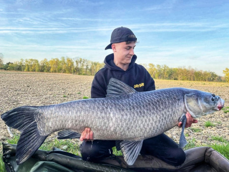 Jonas, erste Aprilwoche 24, mit seinem unglaublichen schwarzen Amur von 30!!!! kg